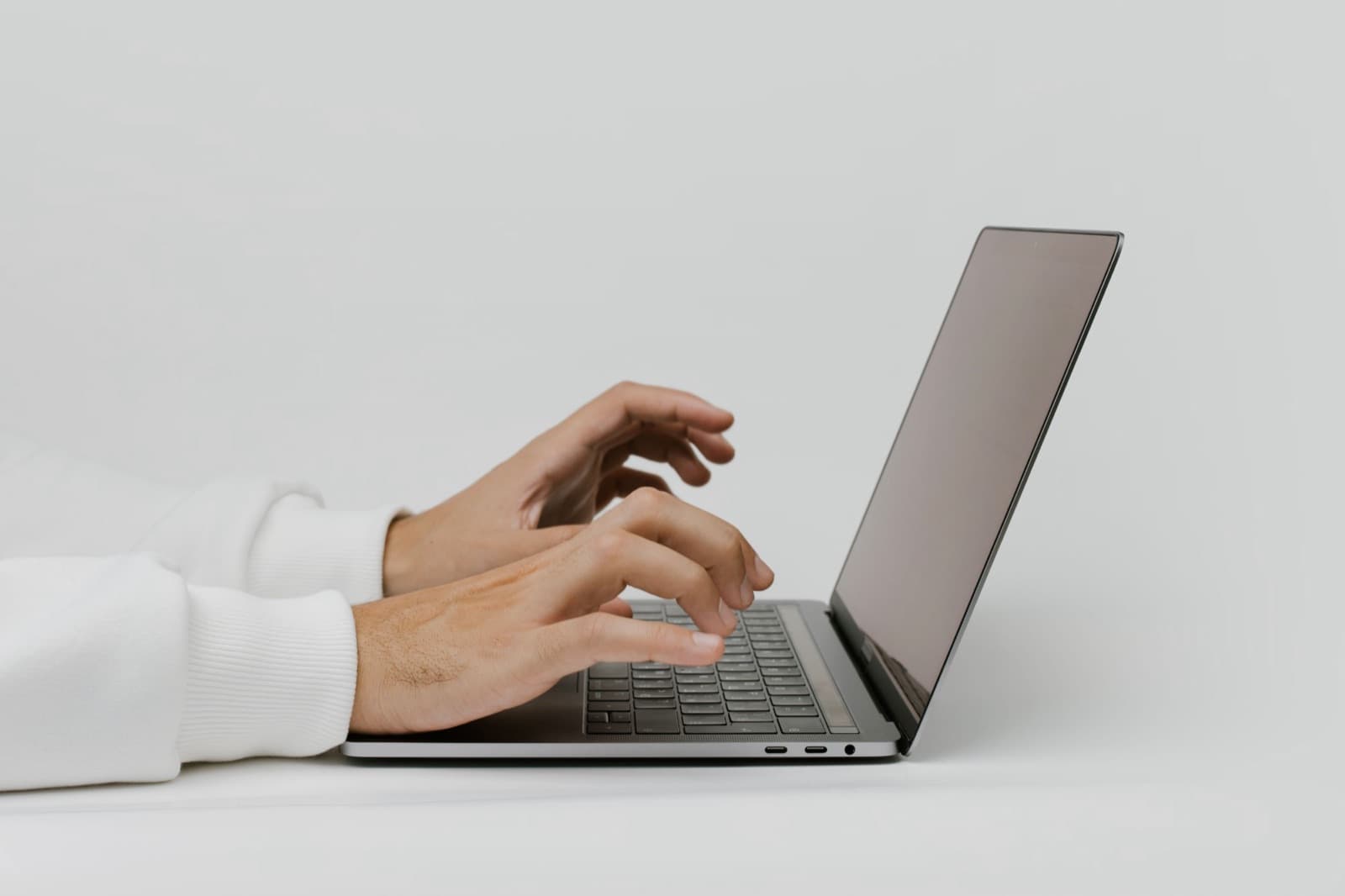 Mains d’un développeur sur le clavier d’un ordinateur portable